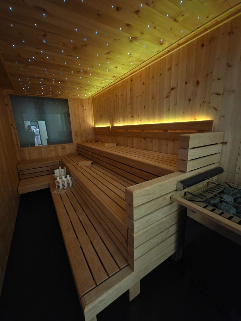 Sauna-Innenraum mit Sternenhimmel-Decke und warmem Licht